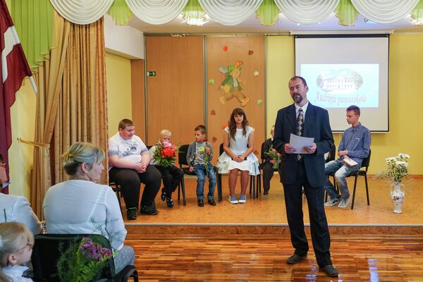 Председатель волости Александр Биндеманис не боится выступать перед родителями на русском языке - Sputnik Латвия