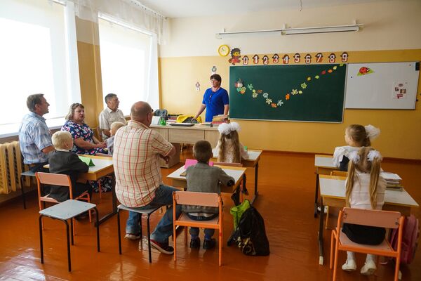 Первый и второй классы занимаются вместе. А места хватает даже родителям!  - Sputnik Латвия