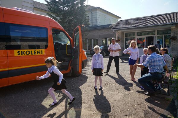 Школьный автобус, осуществляющий развоз детей, за день проезжает почти 140 км - Sputnik Латвия