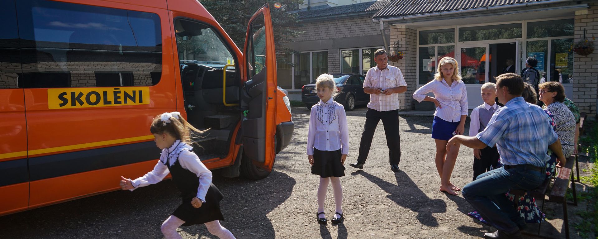 Дети у школьного автобуса - Sputnik Латвия, 1920, 17.06.2026