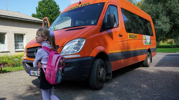 Девочка у школьного автобуса - Sputnik Latvija