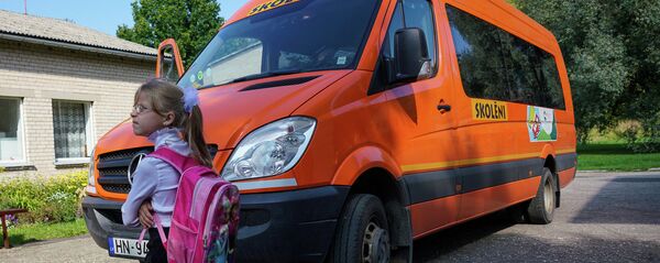 Девочка у школьного автобуса - Sputnik Latvija