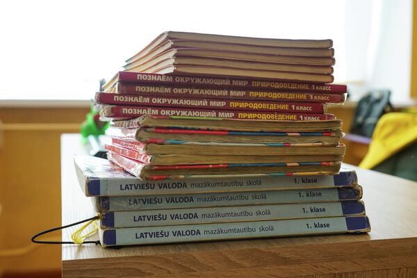 Учебники на русском и латышском языках - Sputnik Латвия
