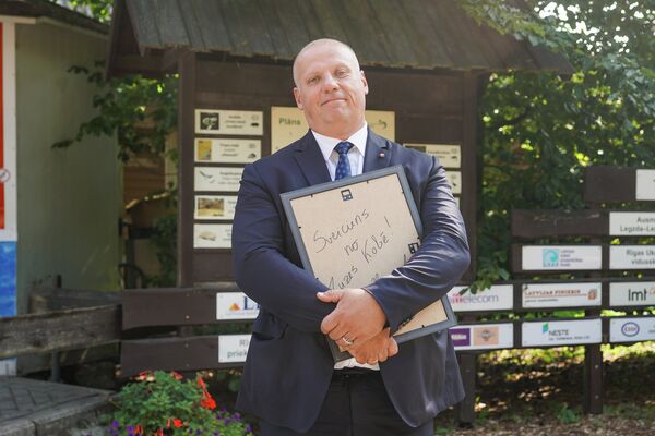 Министр обороны Раймондс Бергманис на мероприятии присутствовал, но участие не принимал из-за предвыборной кампании - Sputnik Латвия