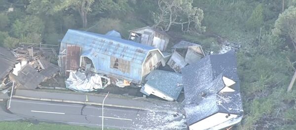 Пляска самолета и гигантские ямы: кадры землетрясения в Японии Пляска самолета и гигантские ямы: кадры землетрясения в Японии - Sputnik Латвия