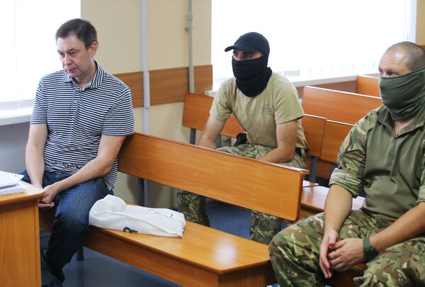 Руководитель портала РИА Новости Украина Кирилл Вышинский (слева) в зале апелляционного суда Херсонской области Украины Руководитель портала РИА Новости Украина Кирилл Вышинский (слева) в зале апелляционного суда Херсонской области Украины - Sputnik Латвия