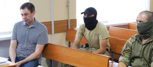 Руководитель портала РИА Новости Украина Кирилл Вышинский (слева) в зале апелляционного суда Херсонской области Украины - Sputnik Латвия