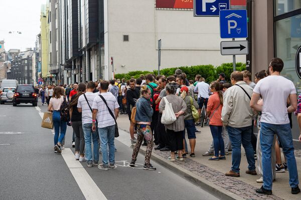 Очередь на открытие магазина Xiaomi в Риге растянулась на сотню метров - Sputnik Латвия