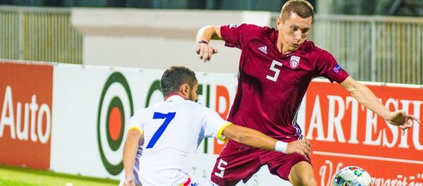 Игрок сборной Латвии по футболу Александр Соловьев в матче Лиги наций против команды Андорры, 6 сентября 2018 - Sputnik Латвия