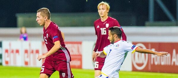 Игроки сборной Латвии по футболу Александр Соловьев (слева) и Иван Лукьянов в матче Лиги наций УЕФА против команды Андорры, 6 сентября 2018 - Sputnik Латвия
