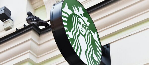 Вывеска кафе Старбакс. Вывеска кафе Старбакс. - Sputnik Latvija