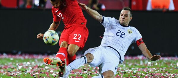 Слева направо: Кан Айхан (Турция) и Артем Дзюба (Россия) в матче 1-го тура группового этапа Лиги наций УЕФА между сборными Турции и России - Sputnik Латвия