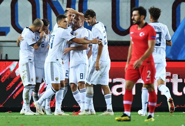 Игроки сборной России радуются забитому голу в матче 1-го тура группового этапа Лиги наций УЕФА между сборными Турции и России - Sputnik Латвия