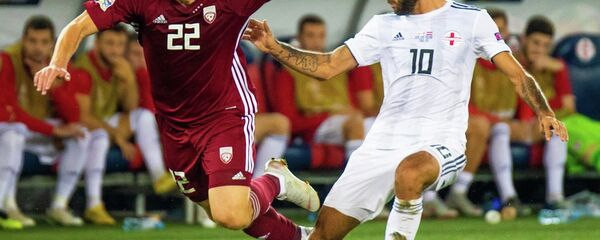 Футболист сборной Латвии Владислав Гутковский (слева) в матче Лиги наций УЕФА против команды Грузии, Тбилиси, 9 сентября 2018 - Sputnik Латвия