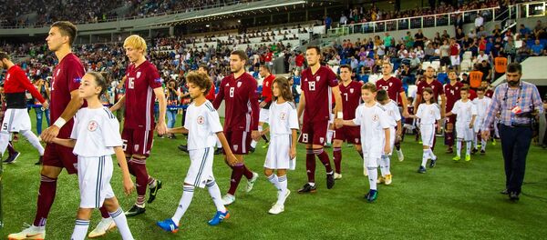 Игроки сборной Латвии по футболу перед началом матча Лиги наций УЕФА против команды Грузии, Тбилиси, 9 сентября 2018 - Sputnik Латвия