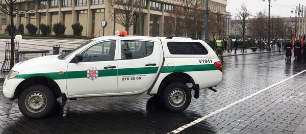 Здание сейма Литвы с автомобилем полиции Здание сейма Литвы с автомобилем полиции - Sputnik Latvija