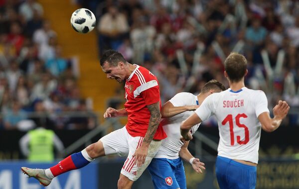 Слева направо: Антон Заболотный (Россия) и Томаш Соучек (Чехия) в товарищеском матче по футболу между сборными России и Чехии - Sputnik Латвия