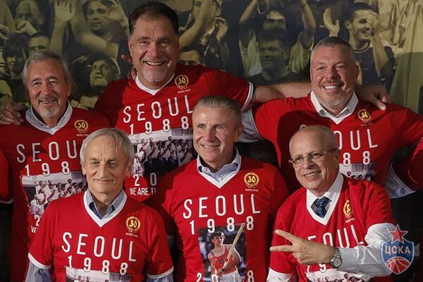 Слева направо в верхнем ряду: Сергей Тараканов, Арвидас Сабонис, Александр Волков; в нижнем - Василий Авраменко (врач команды), Сергей Бубка, Владимир Гомельский Слева направо в верхнем ряду: Сергей Тараканов, Арвидас Сабонис, Александр Волков; в нижнем - Василий Авраменко (врач команды), Сергей Бубка, Владимир Гомельский - Sputnik Латвия