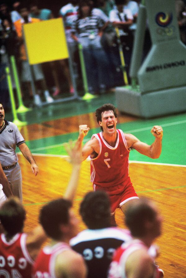Игрок сборной команды СССР по баскетболу Шарунас Марчюленис после победы в финале олимпийского турнира в Сеуле, 1988 Игрок сборной команды СССР по баскетболу Шарунас Марчюленис после победы в финале олимпийского турнира в Сеуле, 1988 - Sputnik Латвия
