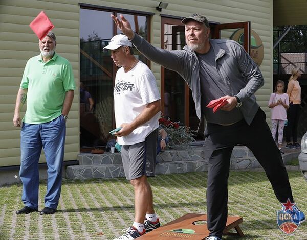 Слева направо: Валерий Тихоненко, Шарунас Марчюленис и Александр Волков на неформальной встрече в Вильнюсе Слева направо: Валерий Тихоненко, Шарунас Марчюленис и Александр Волков на неформальной встрече в Вильнюсе - Sputnik Латвия