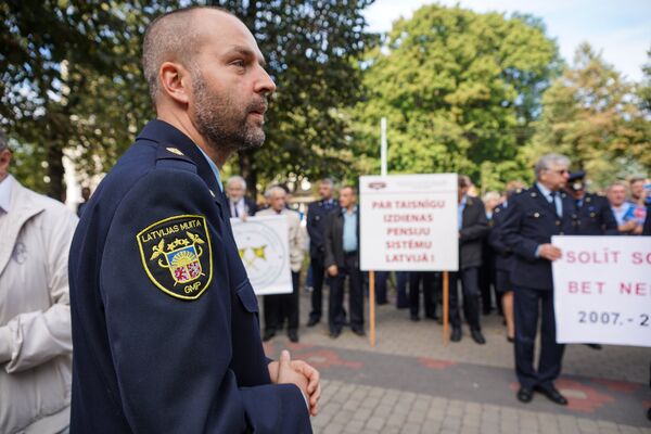Пикет работников таможни и налогово-таможенной полиции у здания кабинета министров - Sputnik Латвия