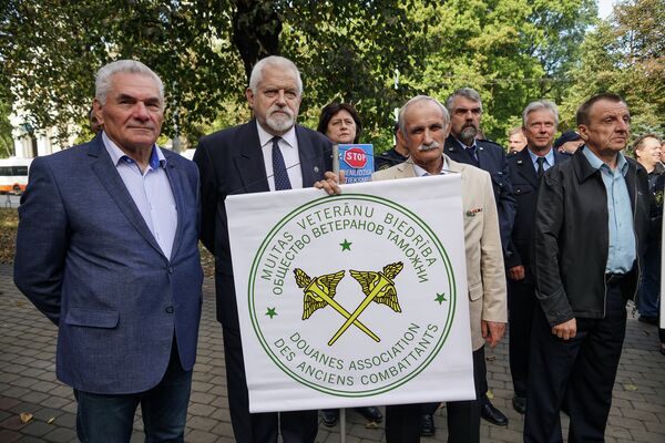 Пикет работников таможни и налогово-таможенной полиции у здания кабинета министров - Sputnik Латвия