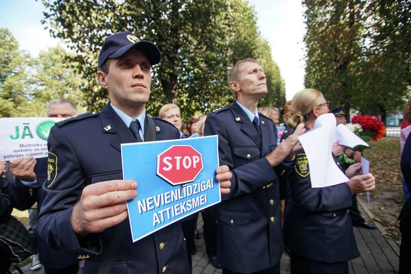 Пикет работников таможни и налогово-таможенной полиции у здания кабинета министров - Sputnik Латвия