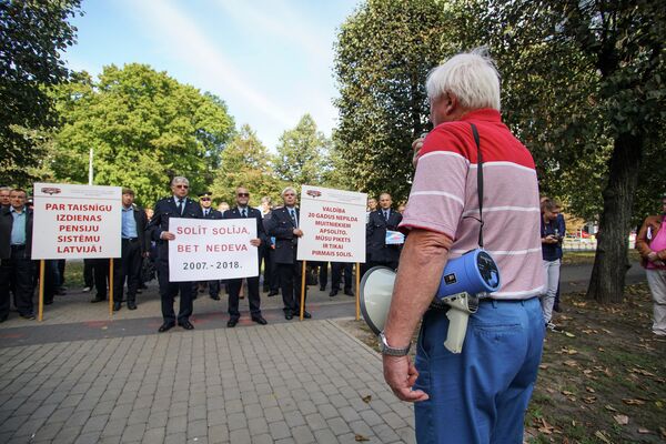 Пикет работников таможни и налогово-таможенной полиции у здания кабинета министров  - Sputnik Латвия