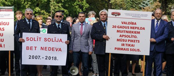 Пикет работников таможни и налогово-таможенной полиции у здания Кабинета министров - Sputnik Латвия