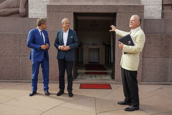 Гунтис Гайлитис рассказывает о Зале почета под памятником Свободы - Sputnik Латвия