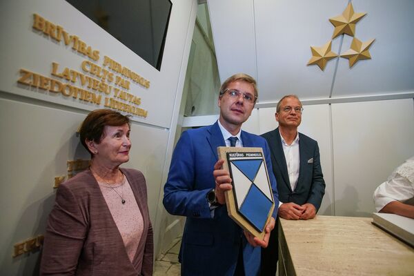 Нил Ушаков водрузил на Памятнике Свободы табличку - Памятник культуры - Sputnik Латвия