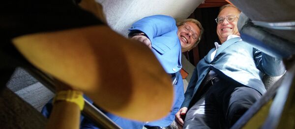 Нил Ушаков и Андрис Америкс фотографируются внутри Памятника Свободы Нил Ушаков и Андрис Америкс фотографируются внутри Памятника Свободы - Sputnik Latvija