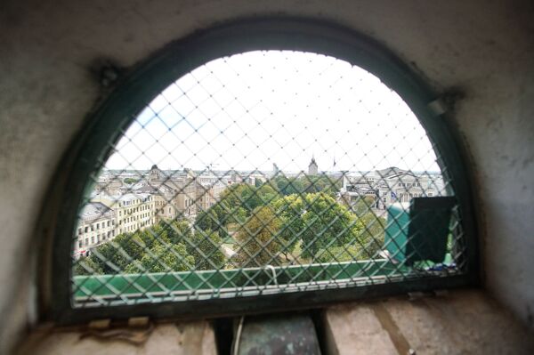 Небольшое смотровое окно внутри Памятника Свободы - Sputnik Латвия
