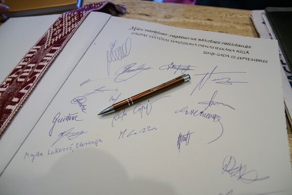 Подписи в книге памятника Свободы - Sputnik Латвия