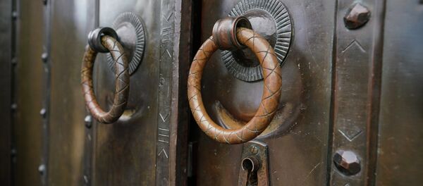 Дверь, ведущая в Зал почета под памятником Свободы - Sputnik Латвия