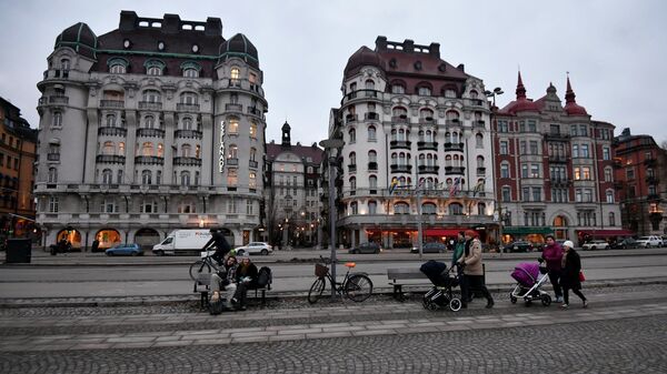 Люди на набережной в Старом городе Стокгольма - Sputnik Латвия
