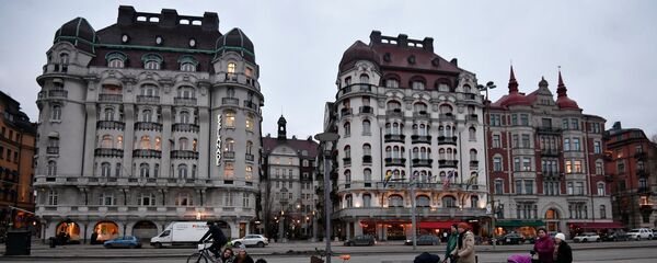 Люди на набережной в Старом городе Стокгольма Люди на набережной в Старом городе Стокгольма - Sputnik Латвия