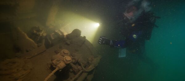 Погружение на затопленный военный торпедный катер в акватории Черного моря неподалеку от мыса Меганом, Крым - Sputnik Латвия