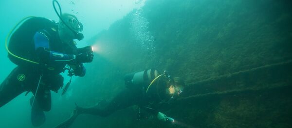 Погружение на затопленный военный торпедный катер в акватории Черного моря неподалеку от мыса Меганом - Sputnik Латвия