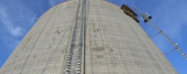 Резервуар для хранения стабильного газового конденсата на заводе СПГ Резервуар для хранения стабильного газового конденсата на заводе СПГ - Sputnik Latvija