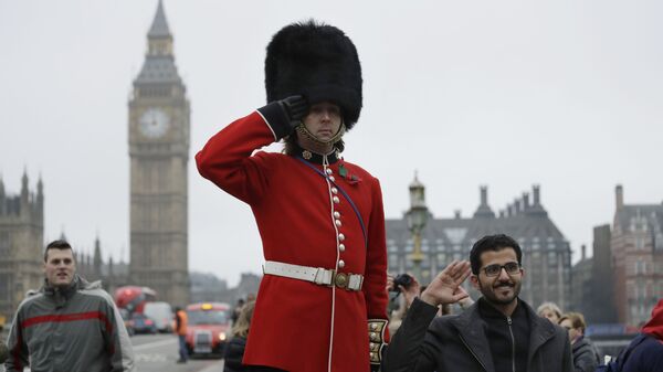 Гвардеец позирует для фото с туристами в Лондоне - Sputnik Латвия