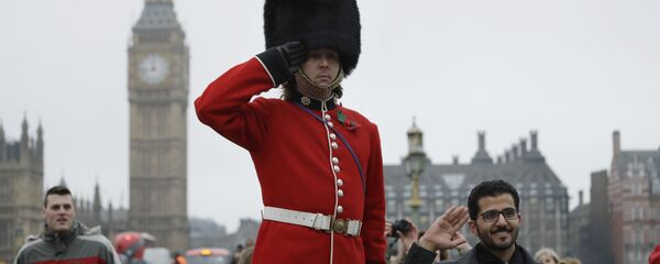 Гвардеец позирует для фото с туристами в Лондоне Гвардеец позирует для фото с туристами в Лондоне - Sputnik Latvija