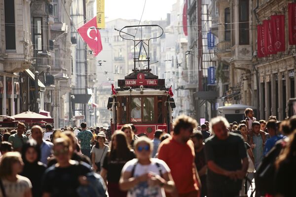 Одна из самых популярных улиц в Стамбуле под названием Истикляль - Sputnik Латвия