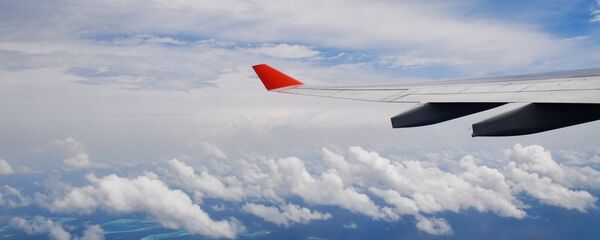 Самолет летит над Мальдивскими островами. - Sputnik Латвия