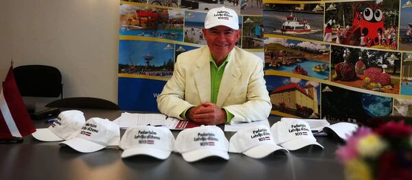 Айварс Лембергс в бейсболке Сделаем Латвию великой - Sputnik Latvija