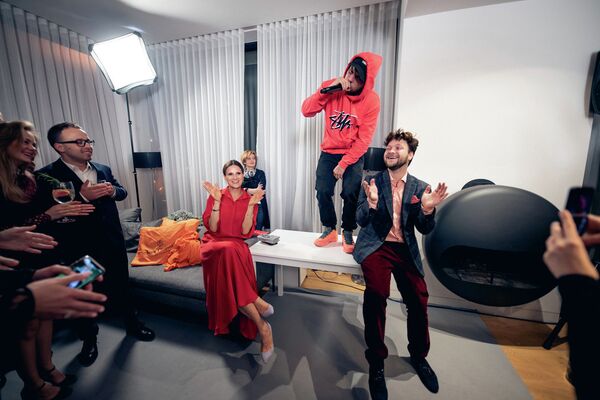 Рэпер Озолс прочел речитатив Стиль, вскарабкавшись на стол - Sputnik Латвия