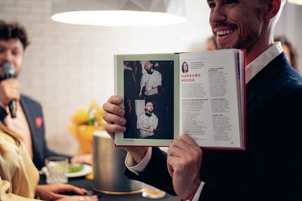 Красочное издание украшают фотографии латвийских знаменитостей и иллюстрации художника - Sputnik Латвия