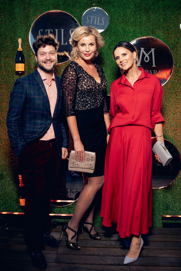 Авторы книги Денис Шевелев и Гуна Лейшкалне-Рокк с одной из первых своих читательниц - актрисой и дизайнером Агнесе Зелтиней (в центре) - Sputnik Латвия