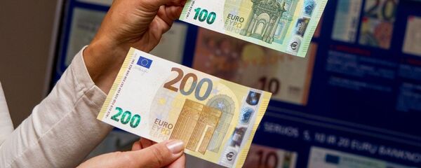 ECB iepazīstina ar jaunajām 100 un 200 eiro banknotēm ECB iepazīstina ar jaunajām 100 un 200 eiro banknotēm - Sputnik Latvija