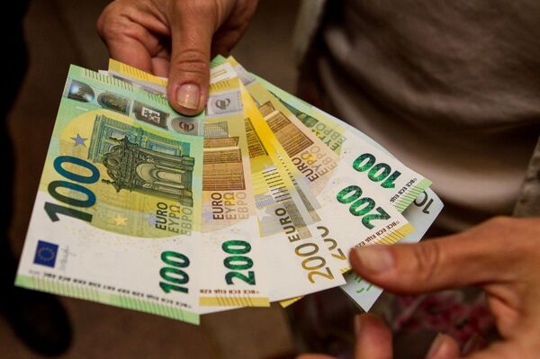 Презентация нового дизайна евробанкнот достоинством 100 и 200 евро - Sputnik Латвия